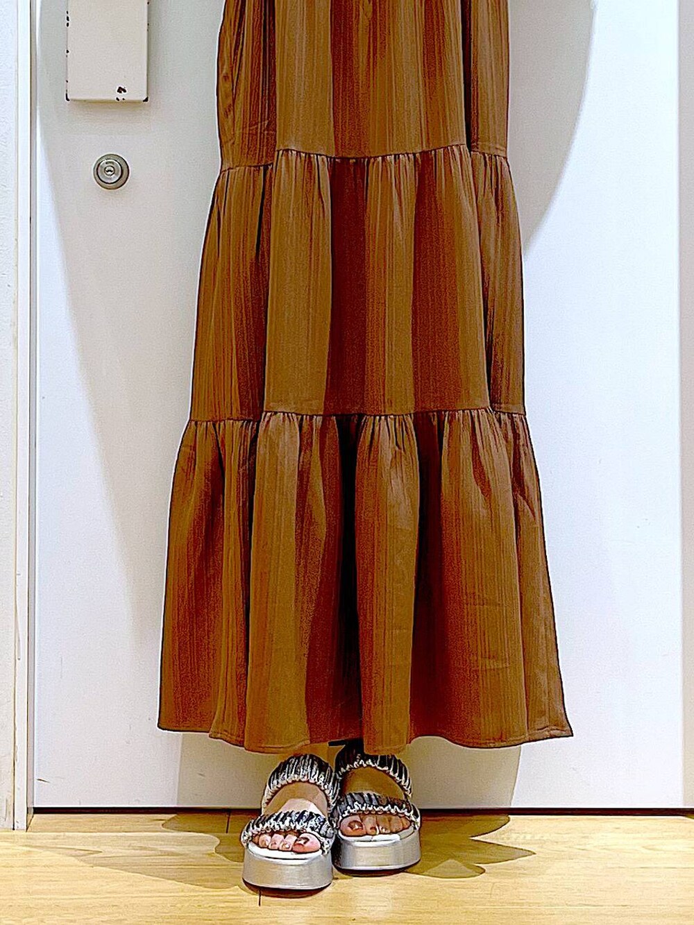 シルバー系のサンダル、ホワイト系のショルダーバッグ、ホワイト系のカーディガン/ボレロを着用したレディースの夏コーディネートの8枚目の写真