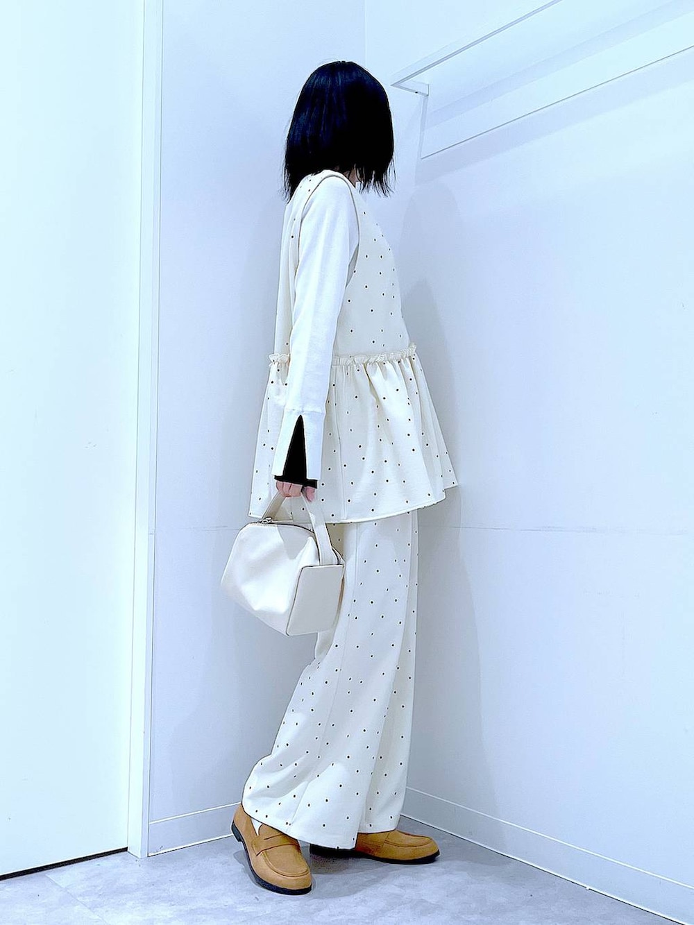 その他のその他パンツ、ホワイト系のショルダーバッグ、ホワイト系のニット/セーターを着用したレディースの春コーディネートの4枚目の写真
