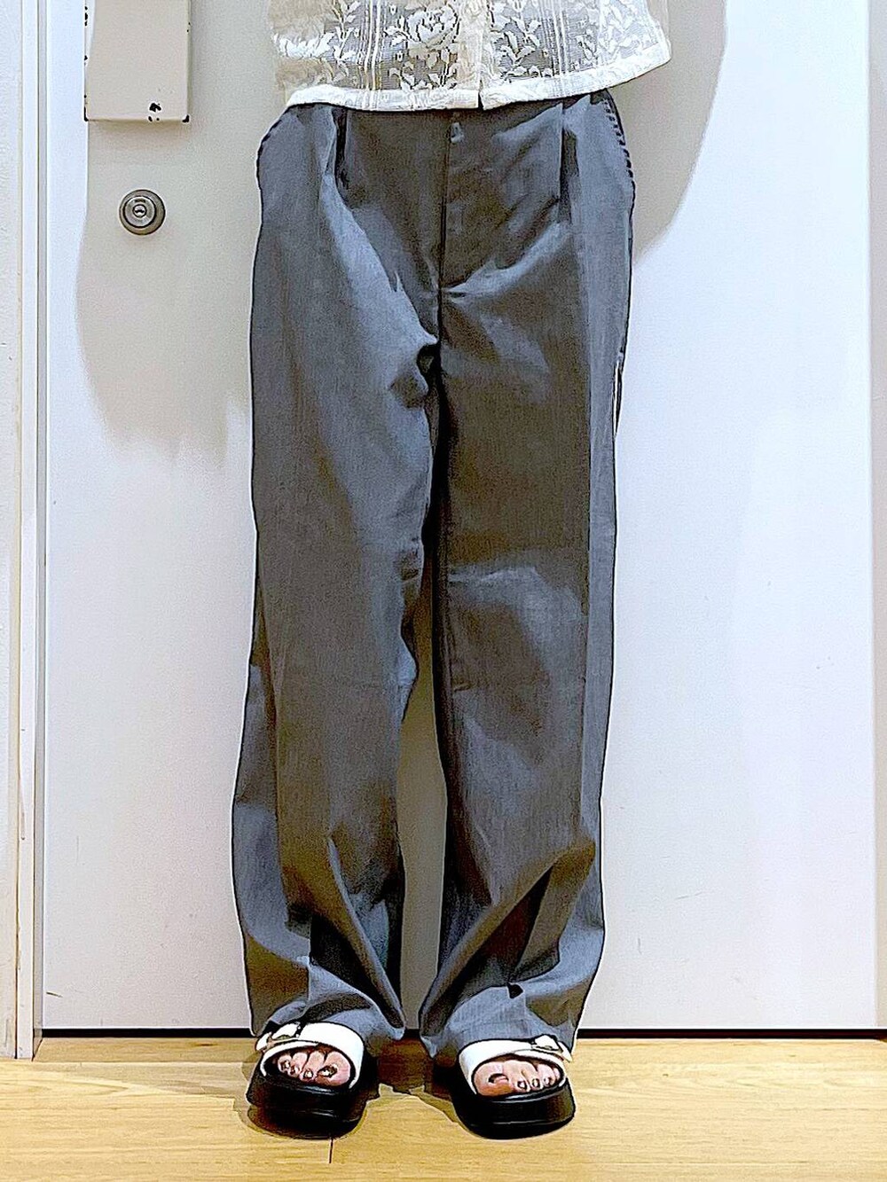 ホワイト系のサンダル、ホワイト系のトートバッグ、ベージュ系のシャツ/ブラウスを着用したレディースの秋コーディネートの8枚目の写真