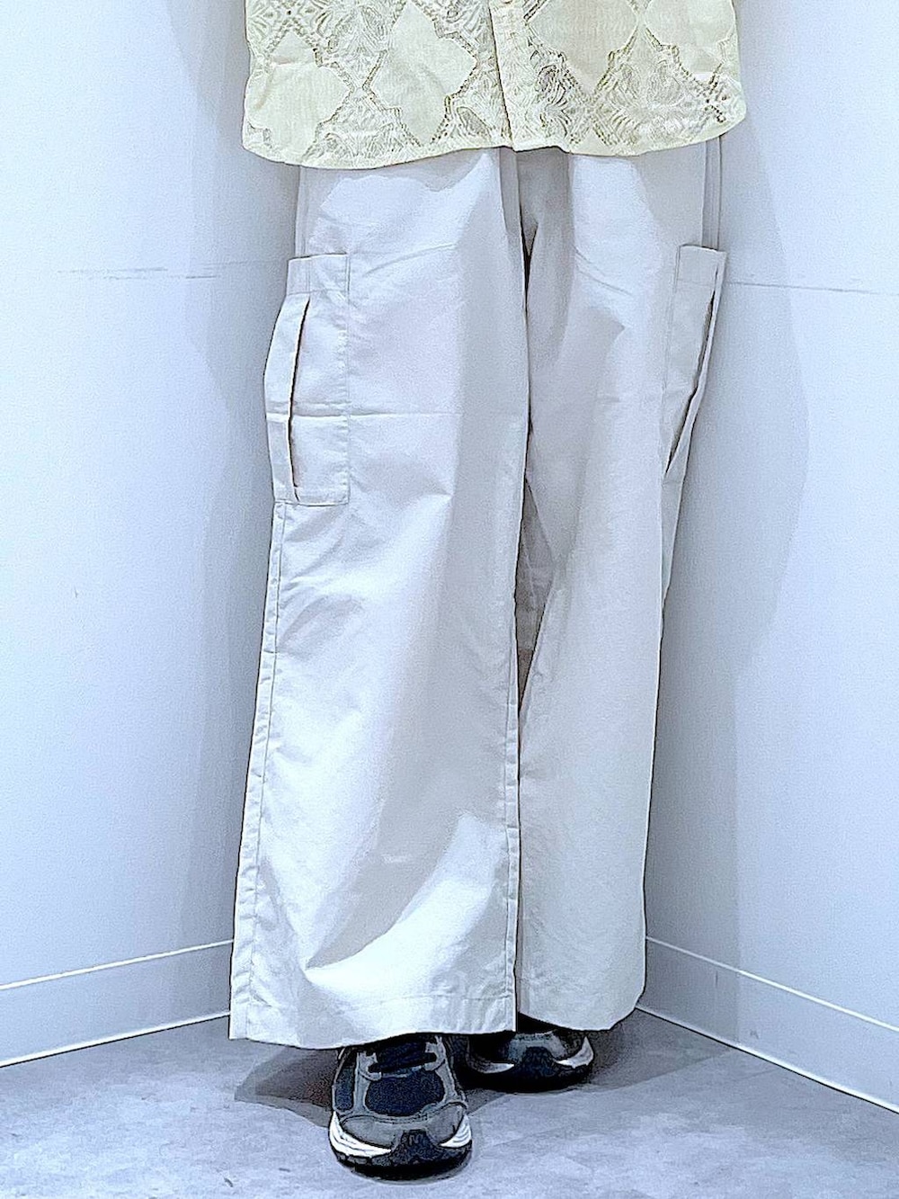 グレー系のショルダーバッグ、ベージュ系のシャツ/ブラウス、ベージュ系のカーゴパンツを着用したレディースの春コーディネートの8枚目の写真