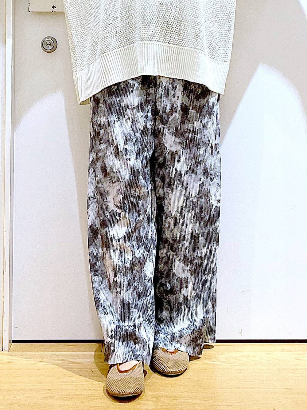 ベージュ系のパンプス、イエロー系のショルダーバッグ、グレー系のその他パンツを着用したレディースの春コーディネートの8枚目の写真