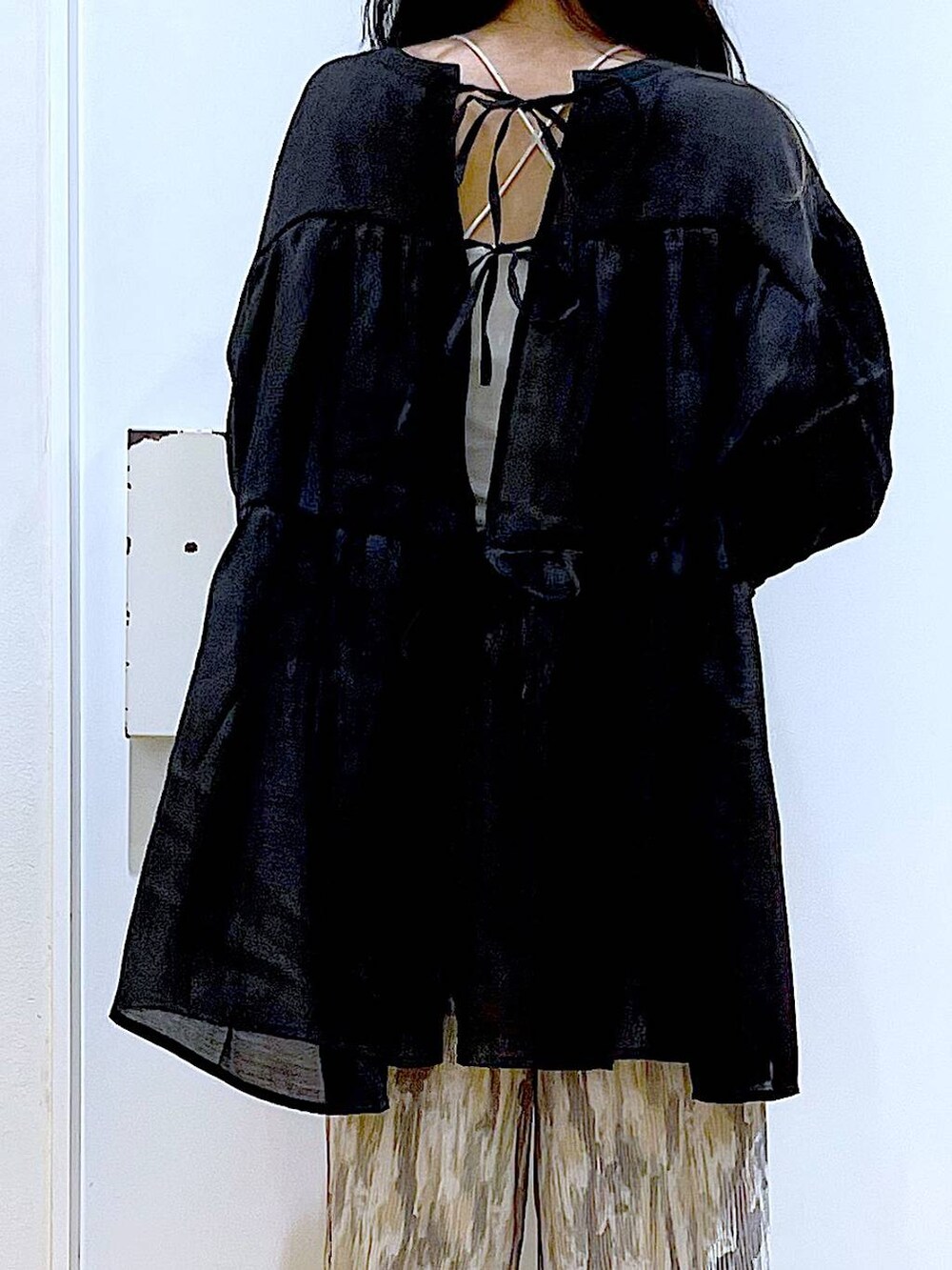 ホワイト系のショルダーバッグ、ブラック系のサンダル、ベージュ系のその他パンツを着用したレディースの夏コーディネートの7枚目の写真