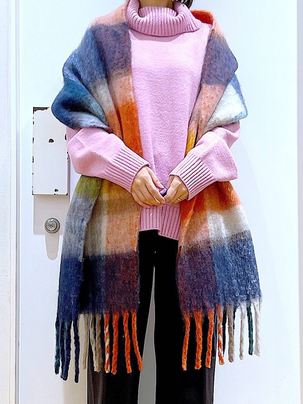 ブラック系のトートバッグ、ブラック系のブーツ、ブラック系のその他パンツを着用したレディースの冬コーディネートの7枚目の写真