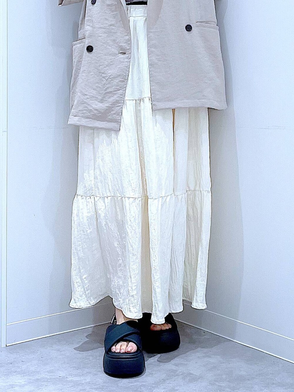 ブラック系のサンダル、ベージュ系のテーラードジャケット、ブラック系のショルダーバッグを着用したレディースの夏コーディネートの8枚目の写真