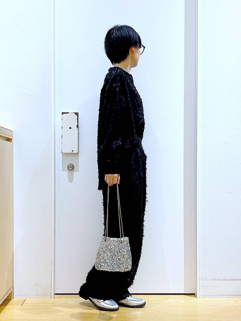 シルバー系のローファー、その他のショルダーバッグ、ブラック系のシャツ/ブラウスを着用したレディースの春コーディネートの4枚目の写真