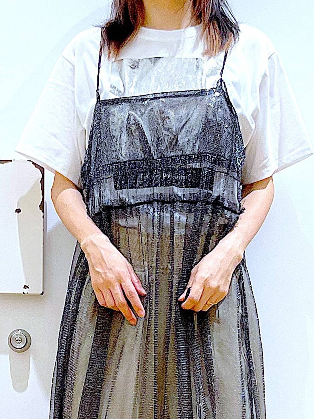 その他のワンピース、ブラック系のサンダル、ホワイト系のTシャツ/カットソーを着用したレディースの夏コーディネートの7枚目の写真