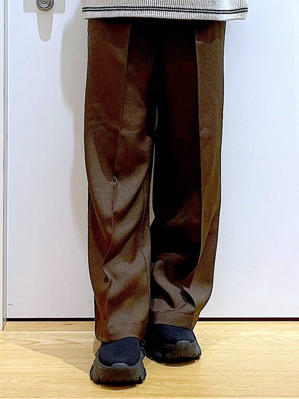 ブラック系のブーツ、その他のトートバッグ、ブラウン系のその他パンツを着用したレディースの冬コーディネートの8枚目の写真