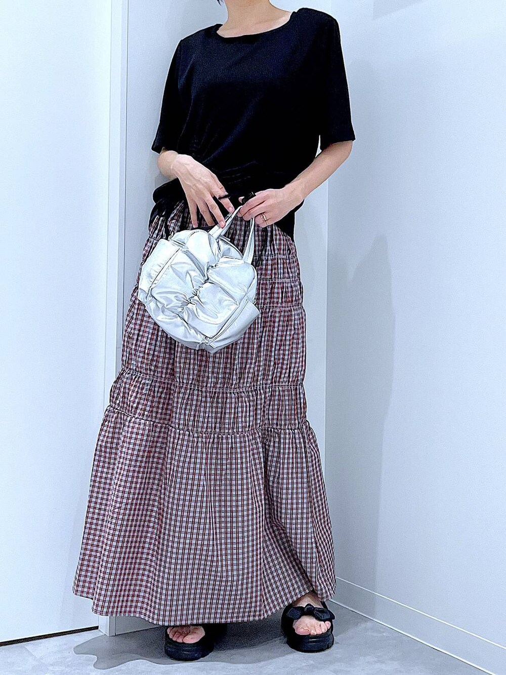 ブラック系のサンダル、ブラック系のTシャツ/カットソー、その他のショルダーバッグを着用したレディースの夏コーディネートの6枚目の写真