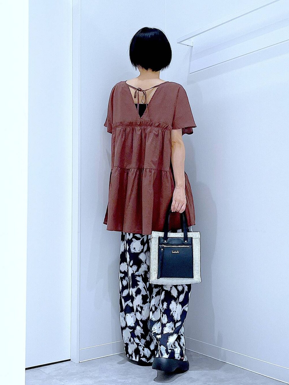 ホワイト系のショルダーバッグ、シルバー系のサンダル、ブラック系のその他パンツを着用したレディースの夏コーディネートの5枚目の写真