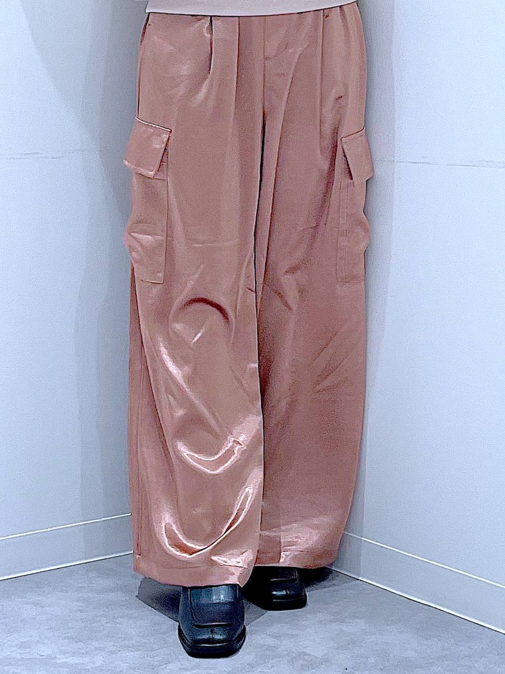 ブラック系のブーツ、ベージュ系のニット/セーター、ピンク系のカーゴパンツを着用したレディースの冬コーディネートの8枚目の写真