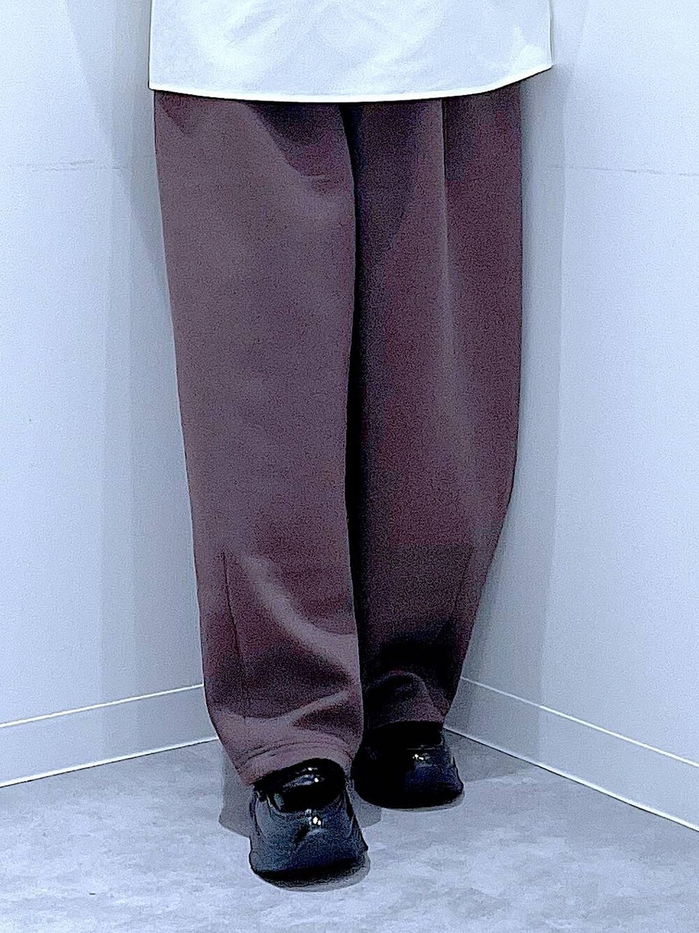 ブラック系のローファー、レッド系のショルダーバッグ、ベージュ系のシャツ/ブラウスを着用したレディースの秋コーディネートの8枚目の写真