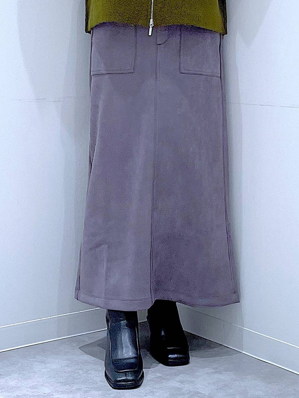 グリーン系のブルゾン、ブラック系のブーツ、ブラック系のショルダーバッグを着用したレディースの秋コーディネートの8枚目の写真