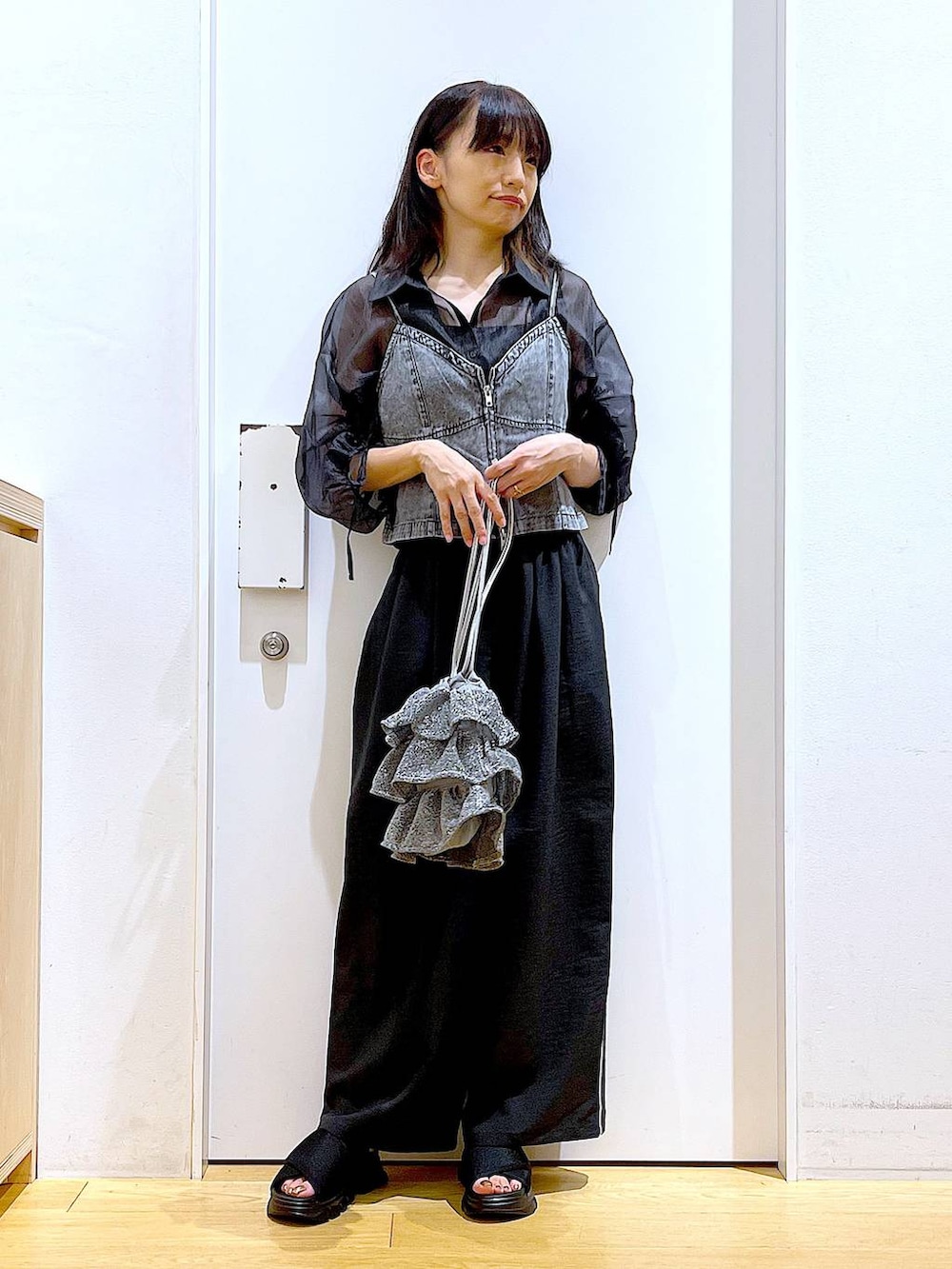 シルバー系のショルダーバッグ、ブラック系のサンダル、ブラック系のその他パンツを着用したレディースの夏コーディネートの2枚目の写真