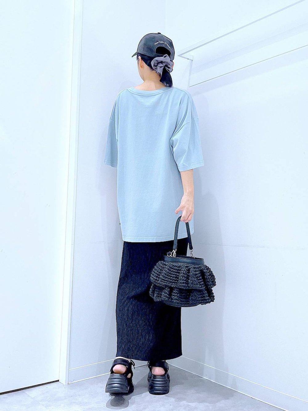 ブラック系のショルダーバッグ、ブラック系のサンダル、ブルー系のTシャツ/カットソーを着用したレディースの夏コーディネートの5枚目の写真