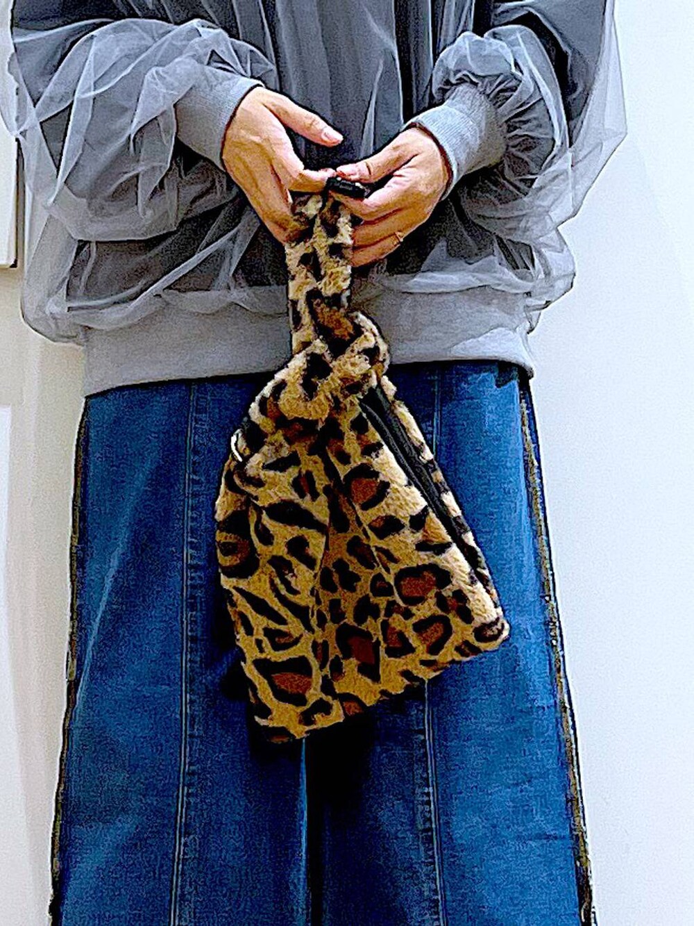 その他のショルダーバッグ、ブルー系のデニムスカート、ブラック系のブーツを着用したレディースの冬コーディネートの9枚目の写真