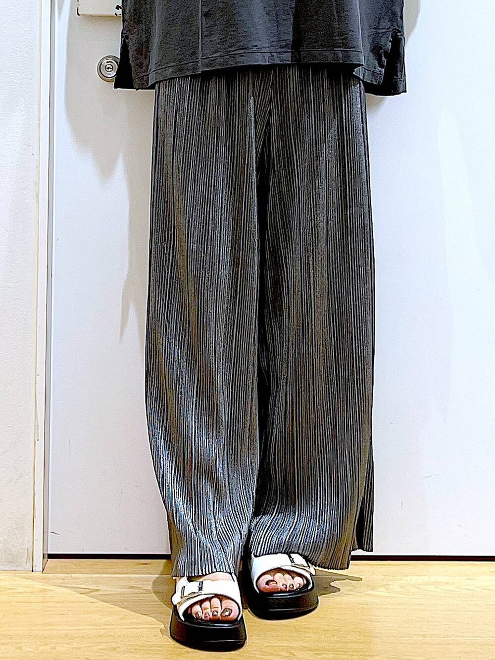 ホワイト系のサンダル、イエロー系のトートバッグ、グレー系のその他パンツを着用したレディースの秋コーディネートの8枚目の写真