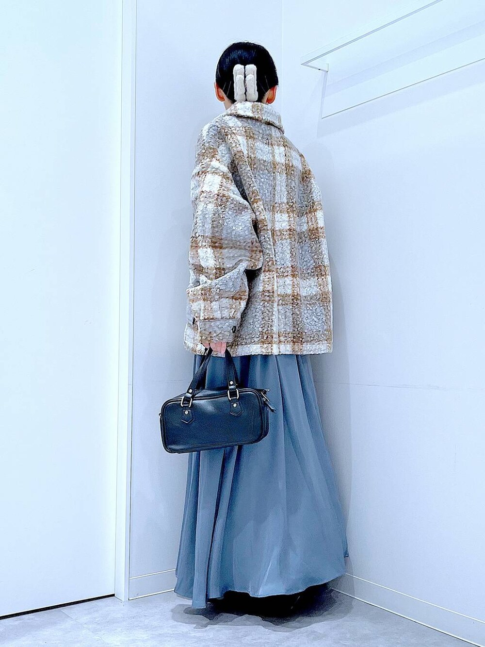 その他のブルゾン、ブラック系のブーツ、ブラック系のショルダーバッグを着用したレディースの秋コーディネートの3枚目の写真