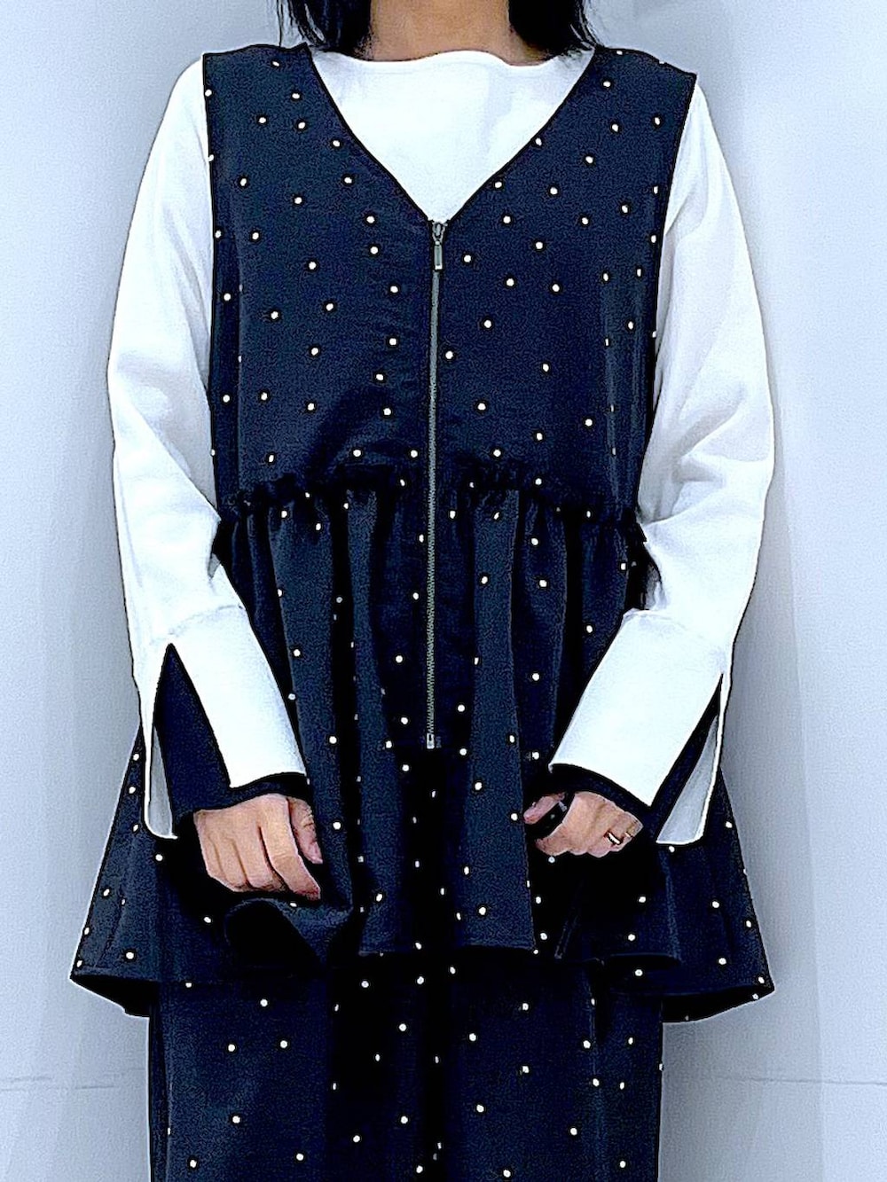 その他のその他パンツ、ブラック系のショルダーバッグ、ホワイト系のニット/セーターを着用したレディースの春コーディネートの7枚目の写真