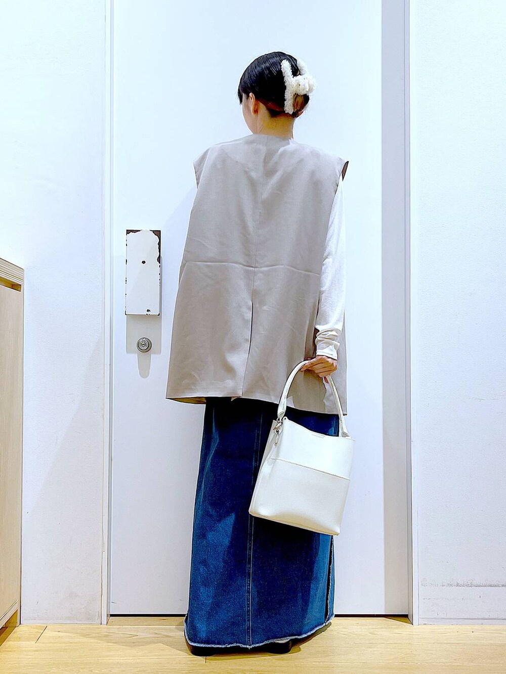 シルバー系のローファー、ホワイト系のショルダーバッグ、ホワイト系のTシャツ/カットソーを着用したレディースの秋コーディネートの5枚目の写真