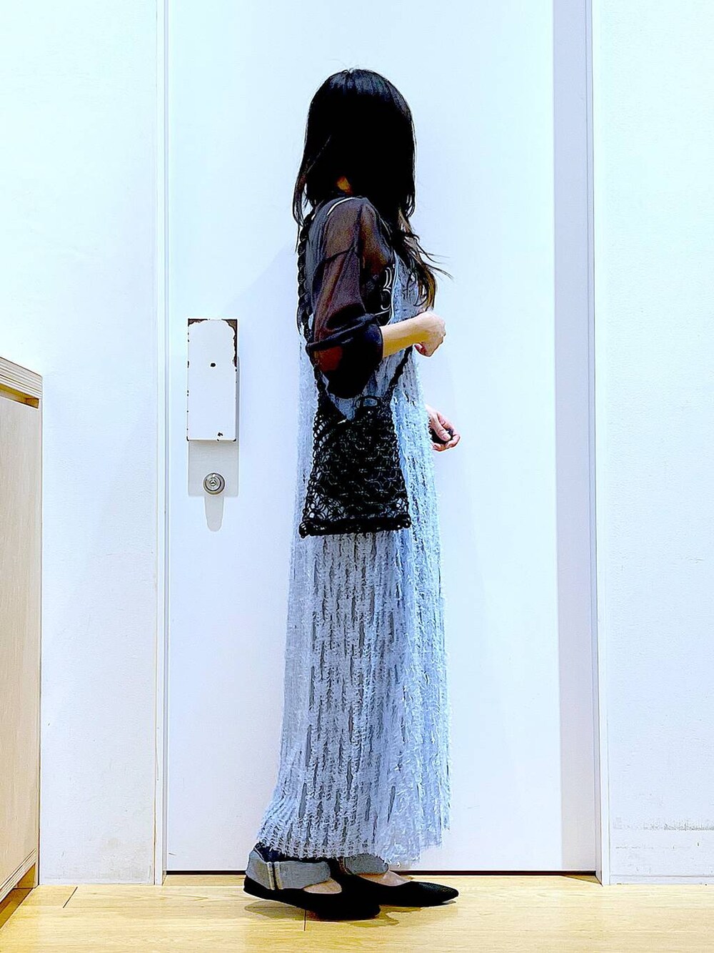 グレー系のニット/セーター、ブルー系のワンピース、ブラック系のパンプスを着用したレディースの春コーディネートの4枚目の写真