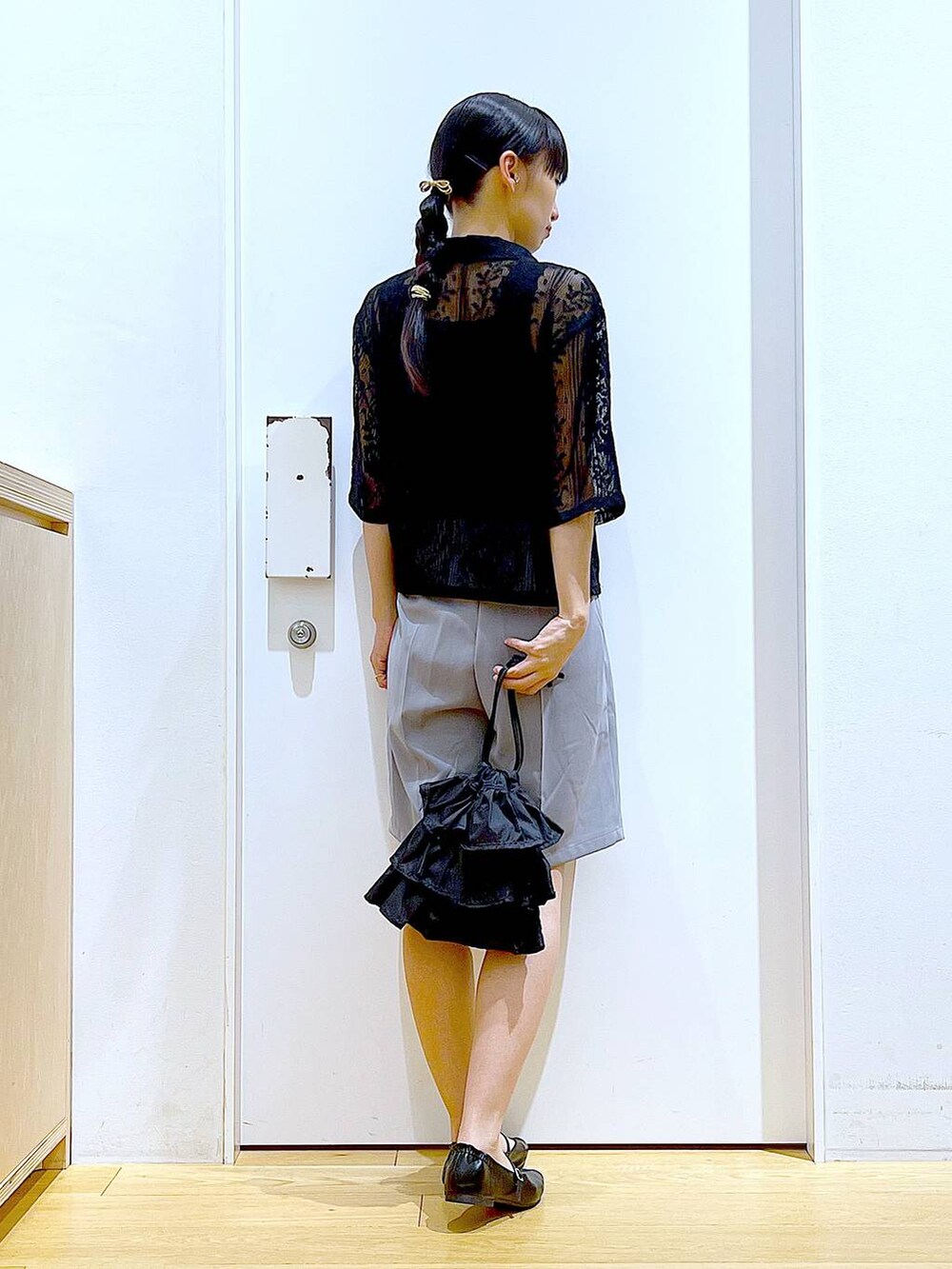 ブラック系のショルダーバッグ、ブラック系のパンプス、グレー系のその他パンツを着用したレディースの夏コーディネートの5枚目の写真