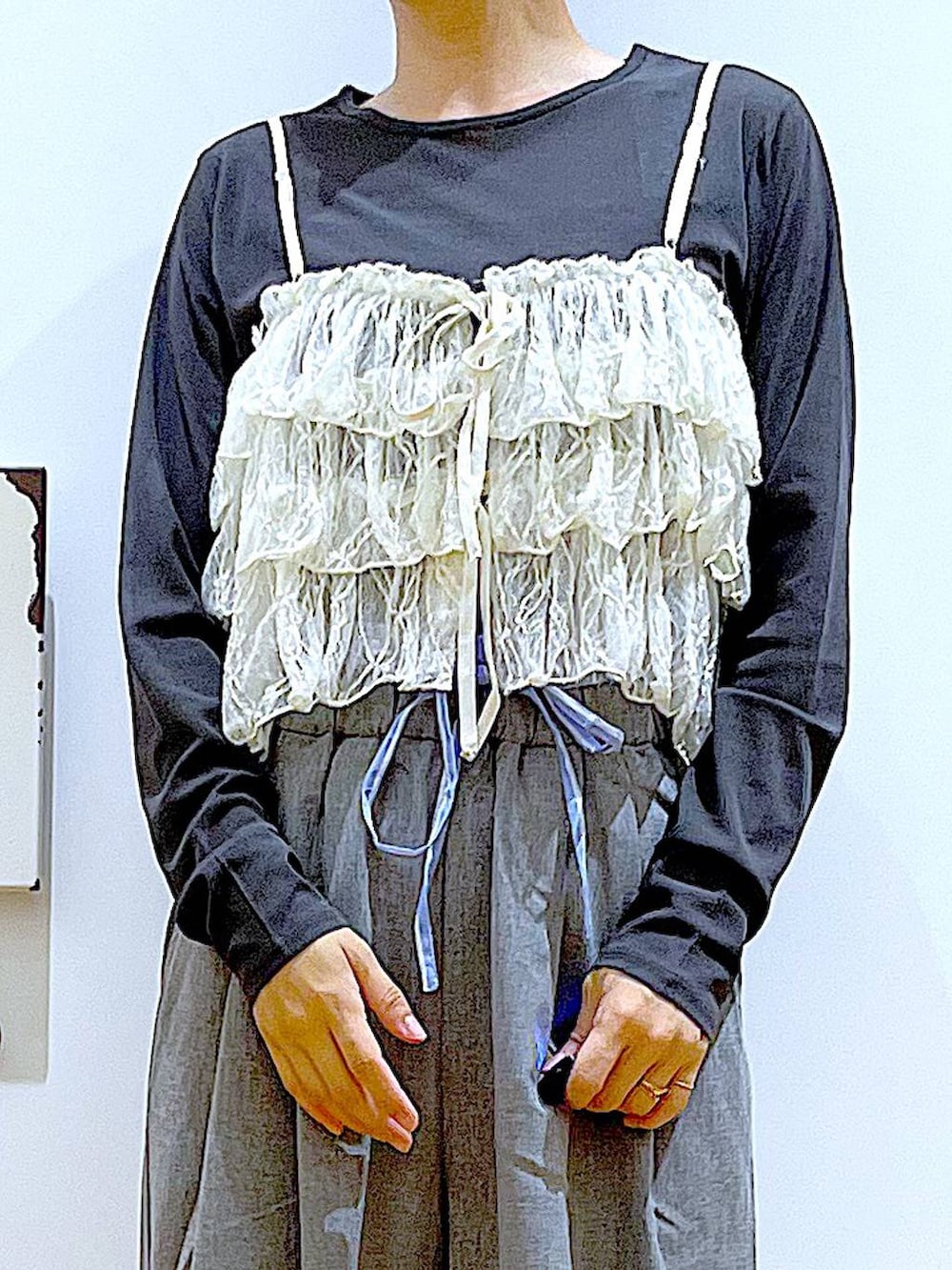 ホワイト系のハンドバッグ、シルバー系のパンプス、グレー系のTシャツ/カットソーを着用したレディースの秋コーディネートの7枚目の写真