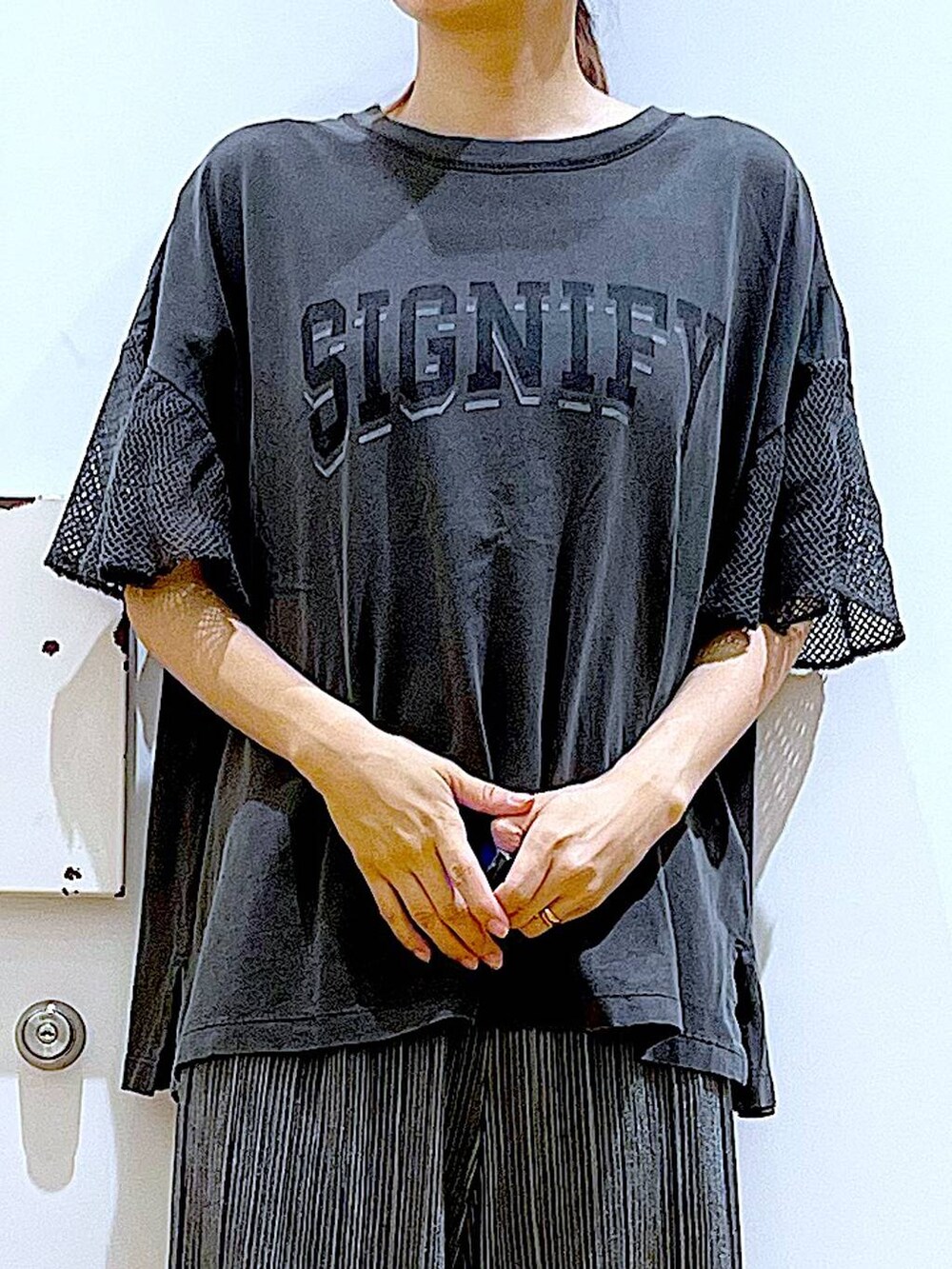 ホワイト系のサンダル、イエロー系のトートバッグ、グレー系のその他パンツを着用したレディースの秋コーディネートの7枚目の写真