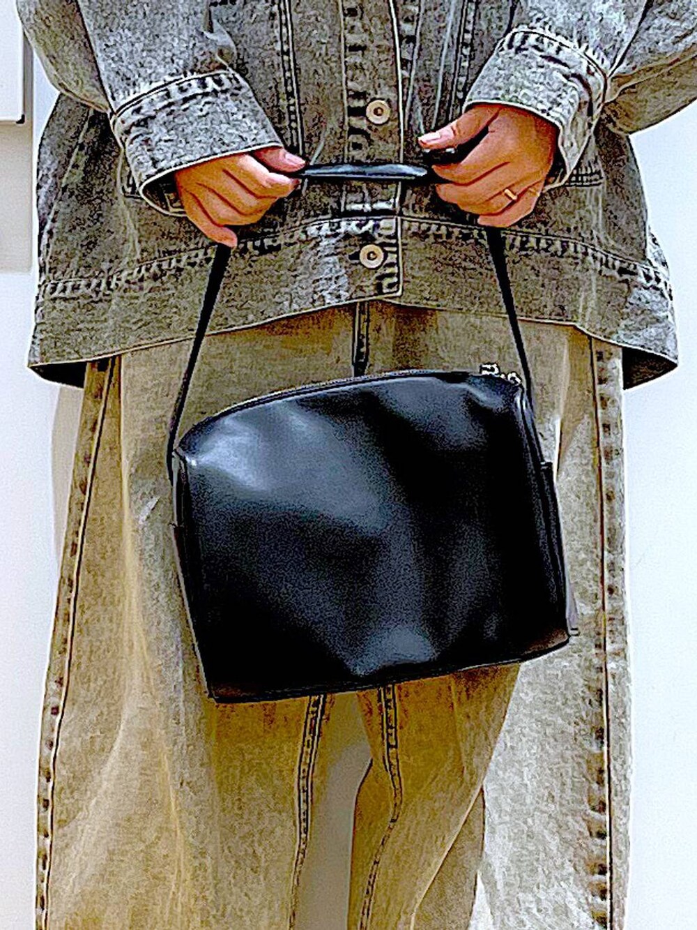「リラックス、若見え、ゆったり、休日コーデ、骨格ウェーブ、LAKOLE、デニムパンツ、ワイドパンツ、デニムジャケット、ブーツ、ショルダーバッグ、春コーデ、春アウター、シンプルコーデ、カジュアルコーデ」｜「LAKOLEのレンタングルショルダーバッグ / 132251（ショルダーバッグ、ブラック系）」を使った、あおき@LAKOLE海老名さん（レディース・156cm）の冬コーディネートの9枚目の写真