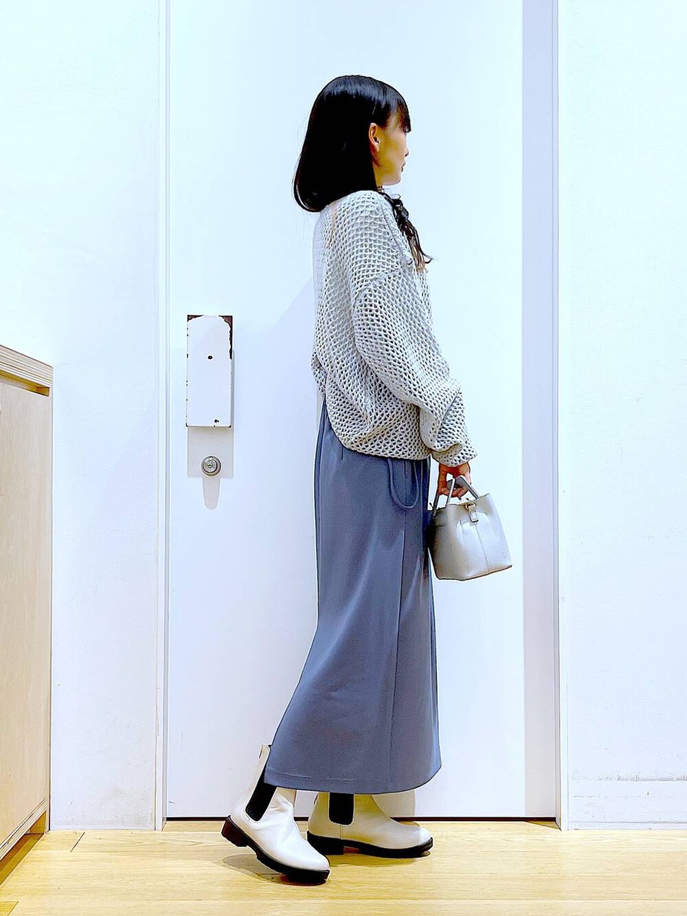 ホワイト系のTシャツ/カットソー、グレー系のニット/セーター、ベージュ系のブーツを着用したレディースの冬コーディネートの4枚目の写真