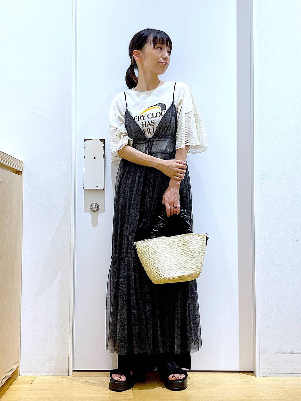 その他のワンピース、ブラック系のサンダル、ホワイト系のショルダーバッグを着用したレディースの秋コーディネートの2枚目の写真