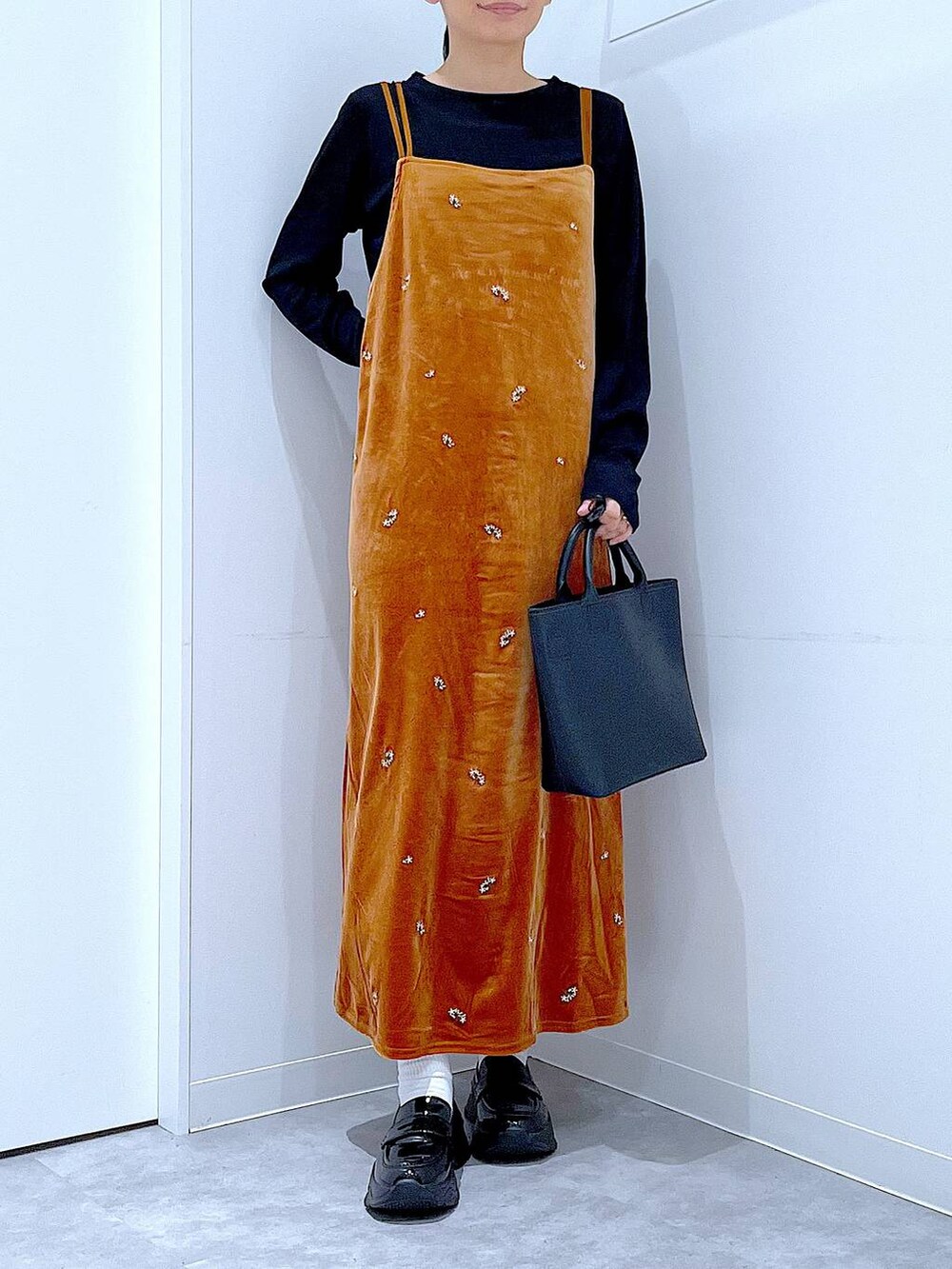 ブラック系のTシャツ/カットソー、ブラック系のショルダーバッグ、ブラック系のローファーを着用したレディースの秋コーディネートの6枚目の写真