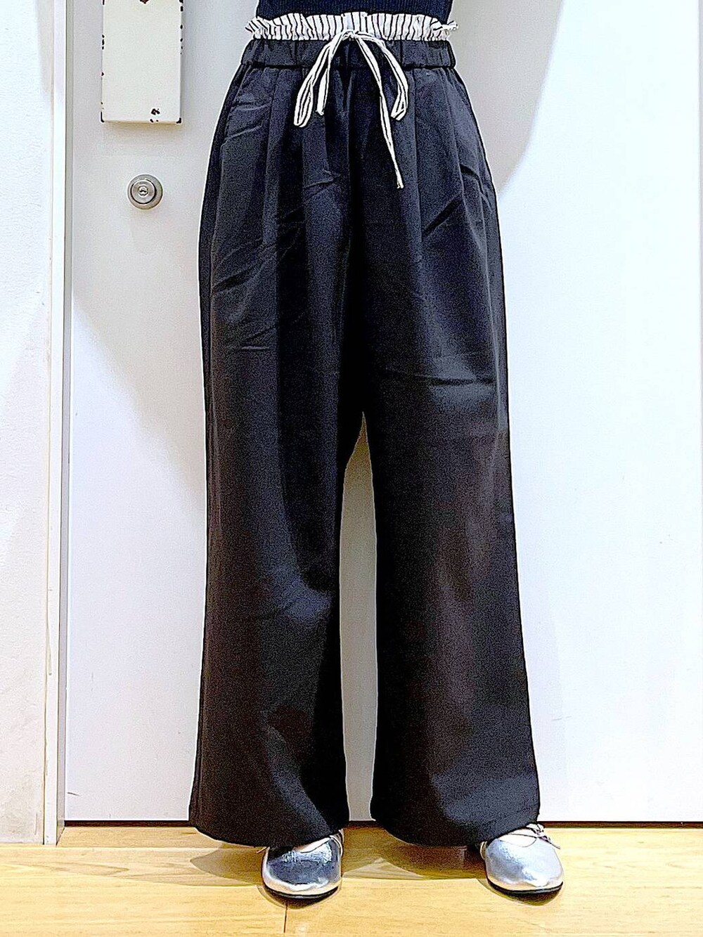 グレー系のショルダーバッグ、シルバー系のパンプス、ブラウン系のシャツ/ブラウスを着用したレディースの秋コーディネートの8枚目の写真