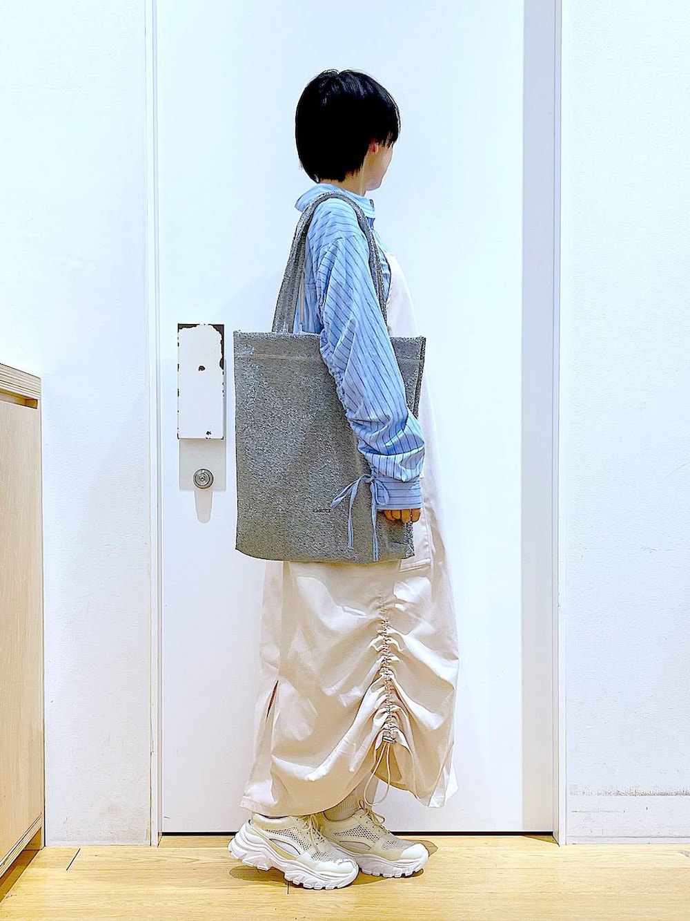 「若見え、ゆったり、休日コーデ、骨格ウェーブ、LAKOLE、キャミワンピース、ワンピース、春コーデ、シャツ、ストライプシャツ、カジュアル、春色、トートバッグ、スニーカー、楽ちんコーデ」｜「LAKOLEのラメニットトートバッグ / 111758（トートバッグ、その他）」を使った、あおき@LAKOLE海老名さん（レディース・156cm）の冬コーディネートの4枚目の写真