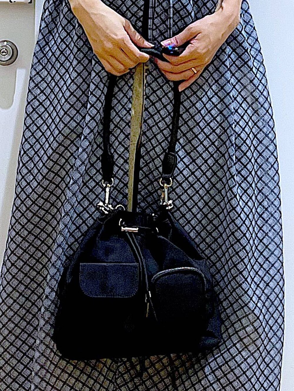 ベージュ系のデニムパンツ、シルバー系のパンプス、ブルー系のワンピースを着用したレディースの夏コーディネートの9枚目の写真