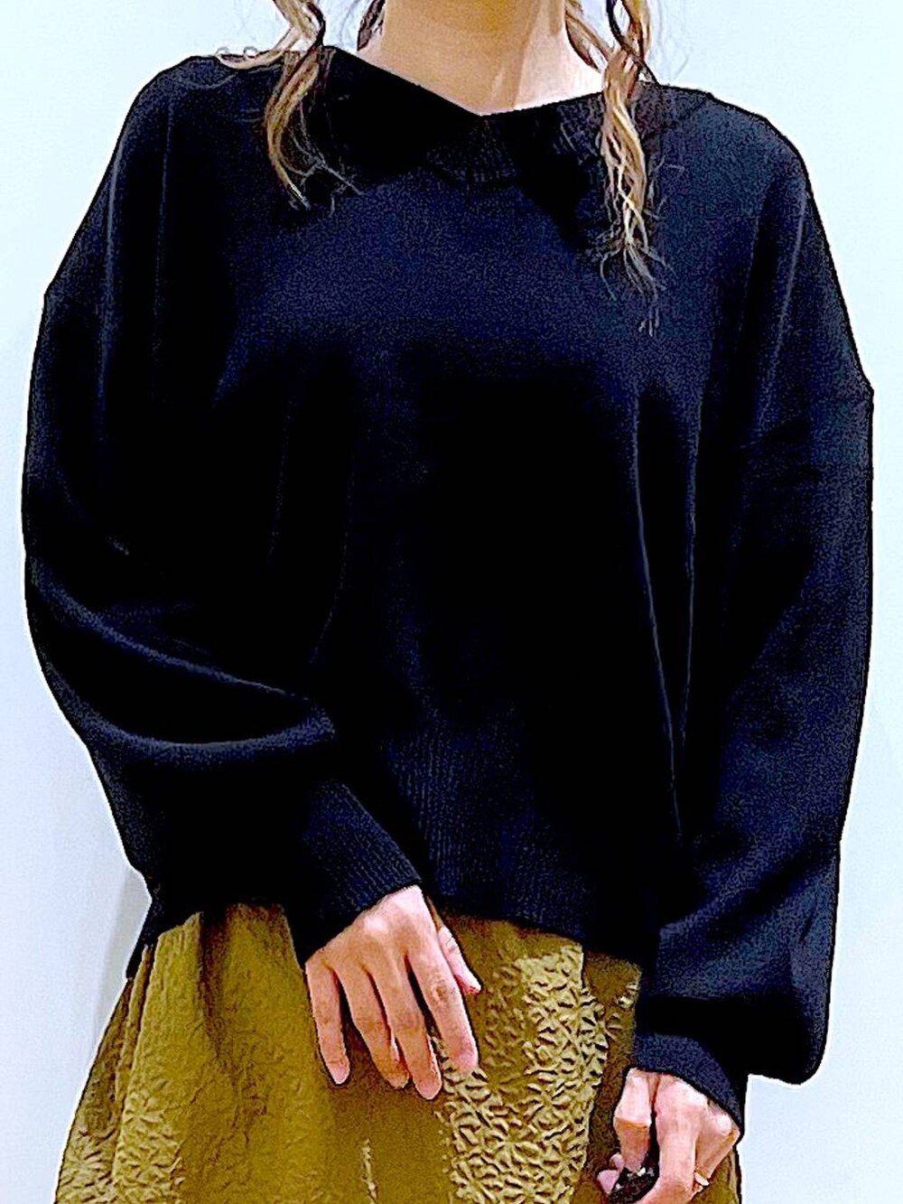 ホワイト系のショルダーバッグ、ベージュ系のブーツ、ブラック系のニット/セーターを着用したレディースの冬コーディネートの8枚目の写真