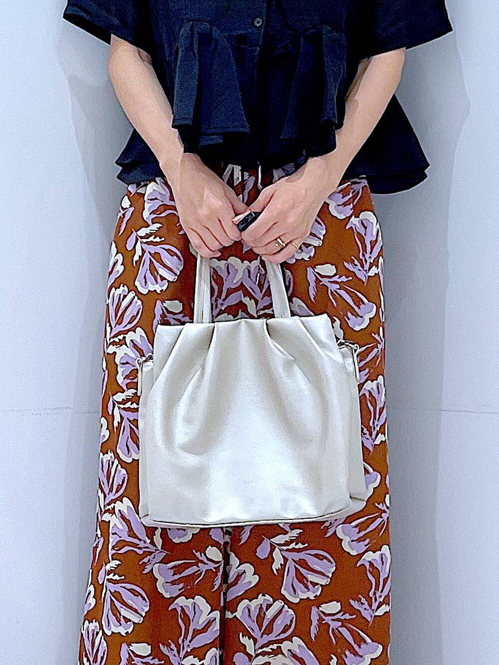 ブラウン系のその他パンツ、ホワイト系のサンダル、ホワイト系のハンドバッグを着用したレディースの夏コーディネートの9枚目の写真
