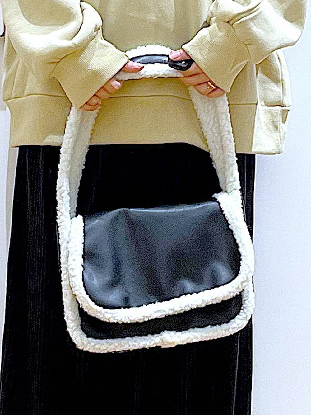 ブラック系のブーツ、ブラック系のショルダーバッグ、ブラック系のスカートを着用したレディースの冬コーディネートの9枚目の写真