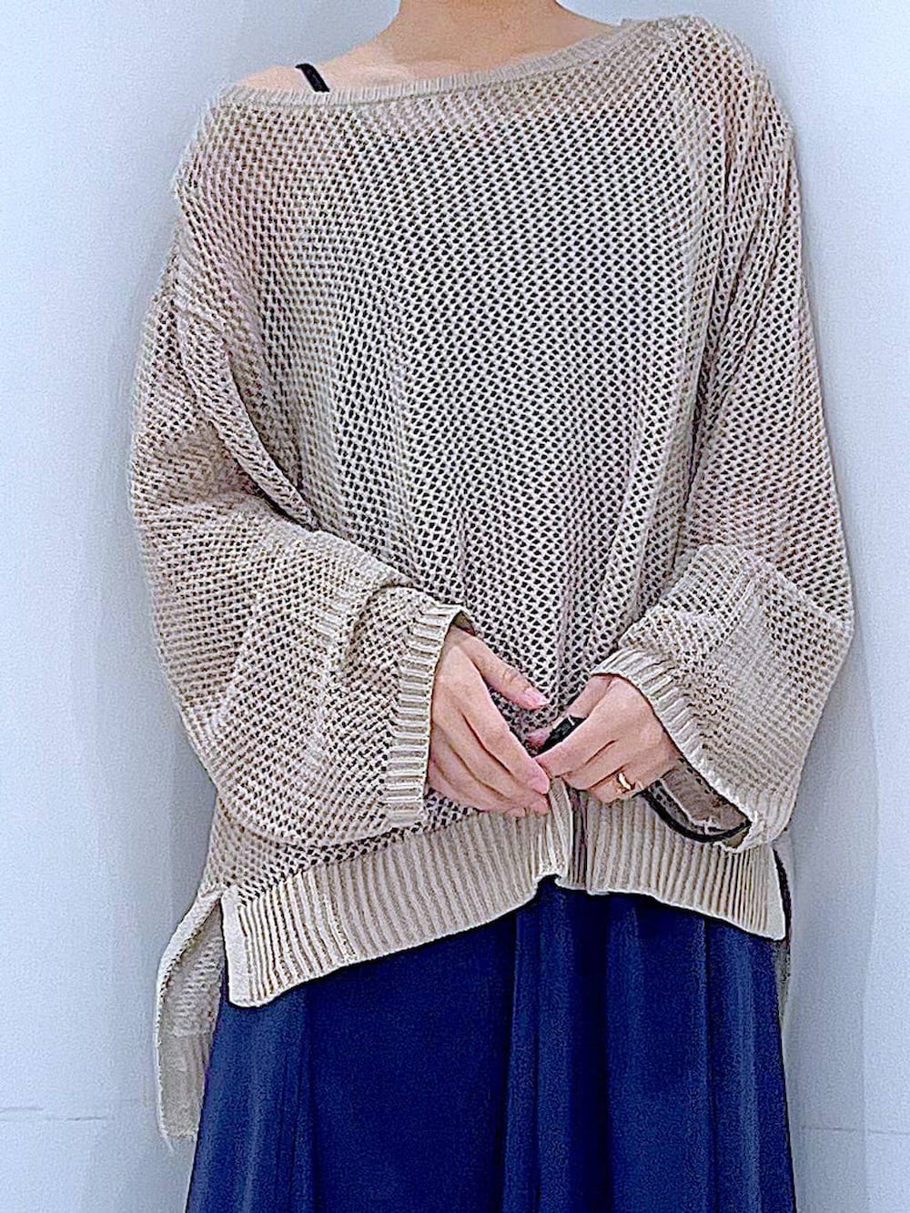 ホワイト系のショルダーバッグ、ベージュ系のニット/セーター、ブルー系のスカートを着用したレディースの春コーディネートの7枚目の写真
