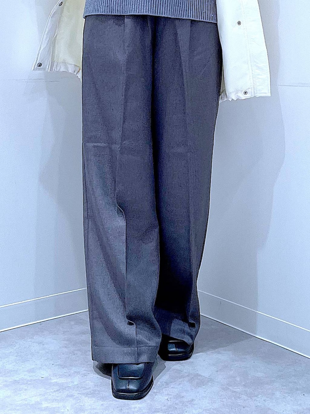 ホワイト系のブルゾン、ホワイト系のショルダーバッグ、ブラック系のブーツを着用したレディースの冬コーディネートの8枚目の写真