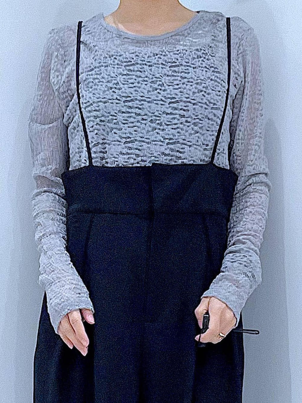 ブラック系のショルダーバッグ、ブラック系のローファー、ブラック系のサロペット/オーバーオールを着用したレディースの冬コーディネートの7枚目の写真