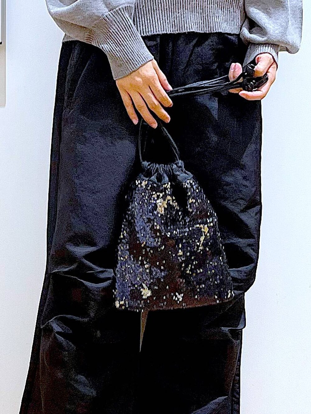 ブラック系のショルダーバッグ、ブラック系のブーツ、ブラック系のその他パンツを着用したレディースの冬コーディネートの9枚目の写真