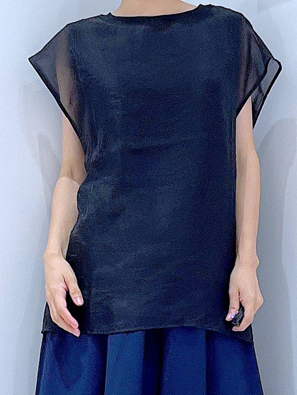 ブラック系のスニーカー、ブルー系のショルダーバッグ、ブルー系のその他パンツを着用したレディースの夏コーディネートの7枚目の写真