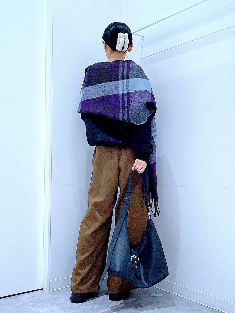 ブラック系のブーツ、ブラウン系のその他パンツ、ブラック系のショルダーバッグを着用したレディースの冬コーディネートの5枚目の写真