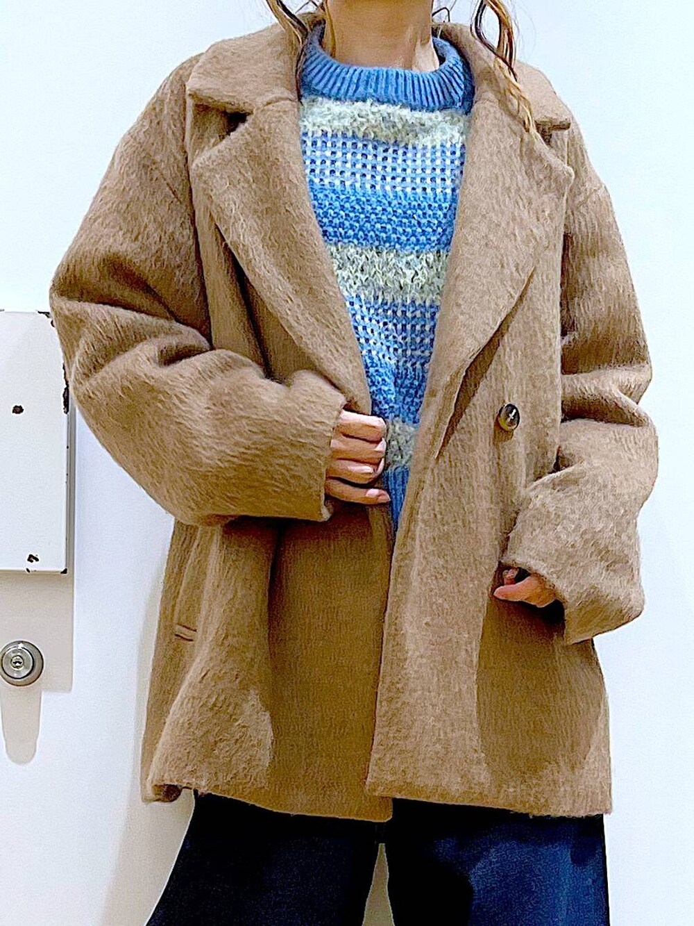 「LAKOLE、リラックス、若見え、ゆったり、休日コーデ、骨格ウェーブ、アウター、ジャケット、ニット、デニムパンツ、カジュアル、ショルダーバッグ、ブーツ、冬コーデ、テーマパーク」｜「LAKOLEのタンクソールチェルシーブーツ / 969390（ブーツ、ベージュ系）」を使った、あおき@LAKOLE海老名さん（レディース・156cm）の冬コーディネートの7枚目の写真
