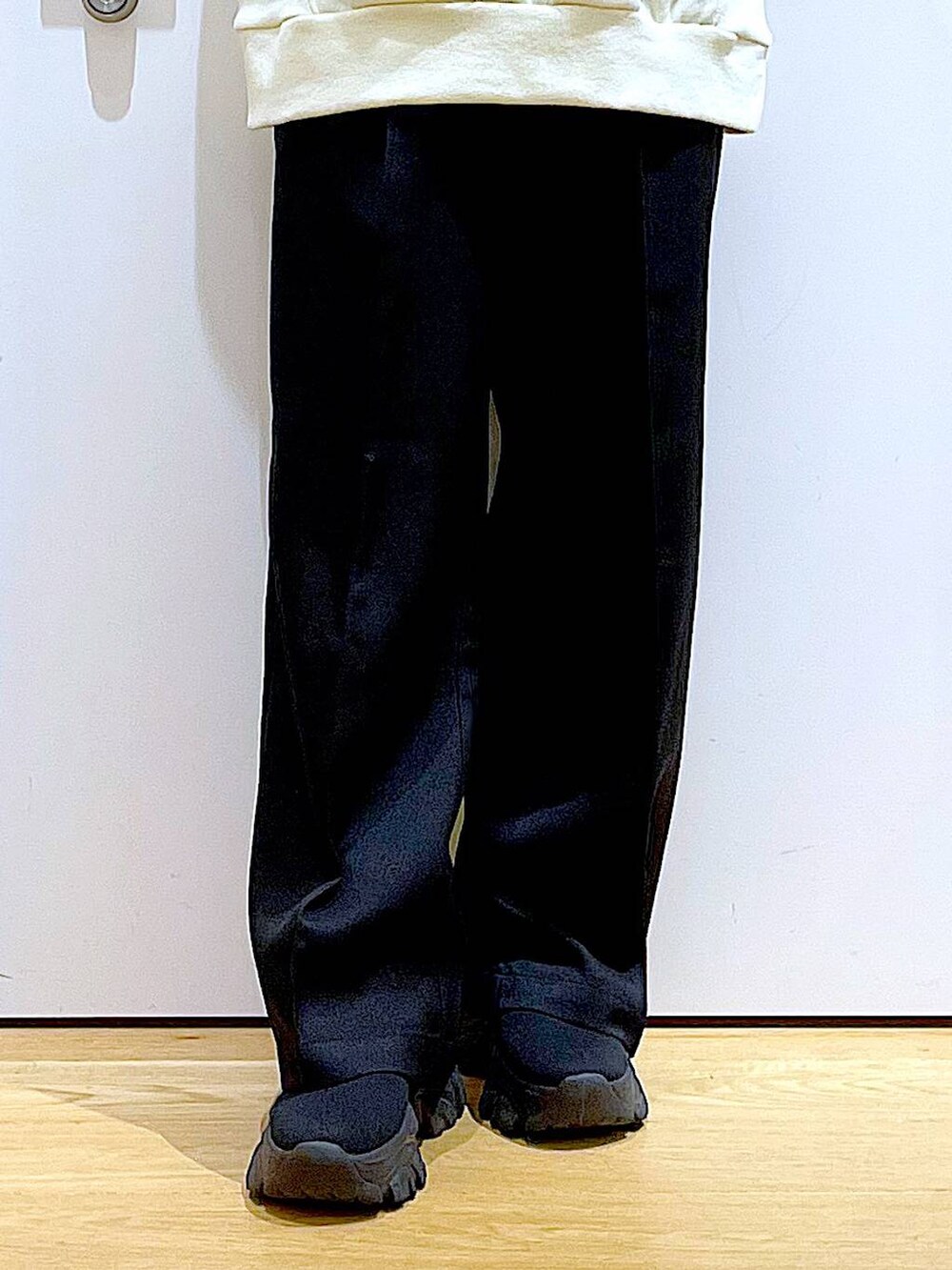 ブラック系のバックパック/リュック、ブラック系のブーツ、ブラック系のその他パンツを着用したレディースの冬コーディネートの8枚目の写真