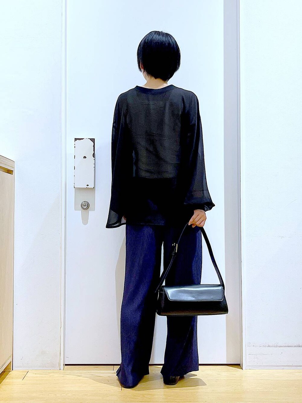 ブラック系のパンプス、ブラック系のショルダーバッグ、ブラック系のシャツ/ブラウスを着用したレディースの夏コーディネートの5枚目の写真