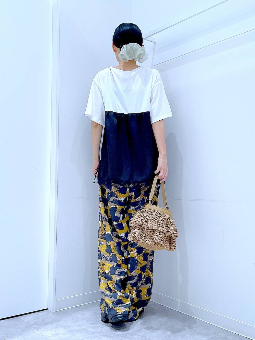 グレー系のその他パンツ、ホワイト系のTシャツ/カットソー、ベージュ系のショルダーバッグを着用したレディースの夏コーディネートの5枚目の写真
