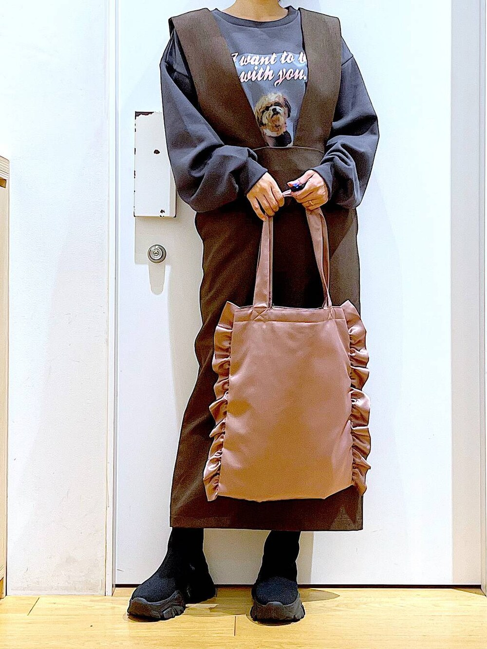 ブラック系のブーツ、ブラウン系のサロペット/オーバーオール、ピンク系のトートバッグを着用したレディースの冬コーディネートの6枚目の写真