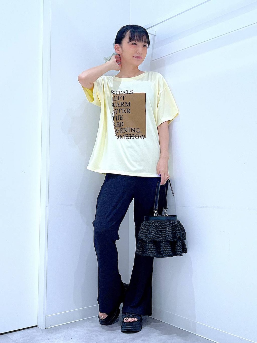 イエロー系のTシャツ/カットソー、ブラック系のその他パンツ、ブラック系のショルダーバッグを着用したレディースの夏コーディネートの2枚目の写真