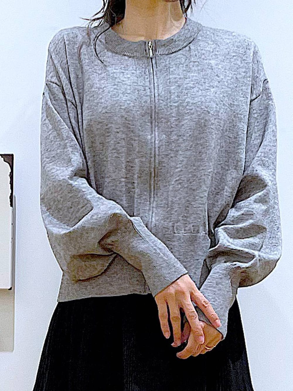 ブラック系のカーディガン/ボレロ、ブラック系のスカート、イエロー系のショルダーバッグを着用したレディースの春コーディネートの7枚目の写真